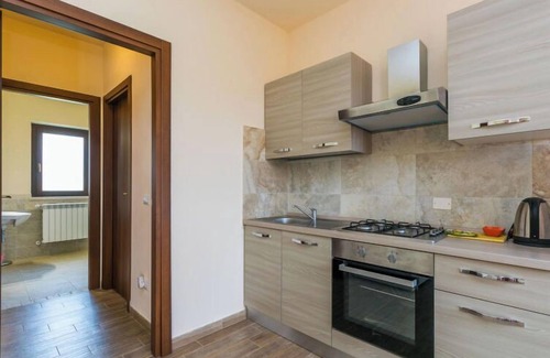 Sorano House | Cozy Bilocale Sorano 1 with Oceanfront Pool & Spa