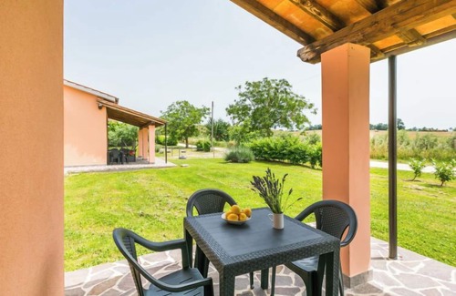 Sorano House | Cozy Bilocale Sorano 1 with Oceanfront Pool & Spa