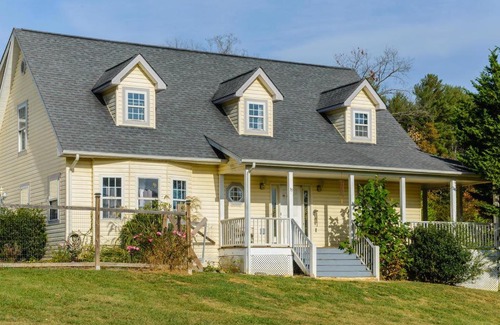 Asheville House | Experience Biltmore Basecamp with Mountain Views & 6 Bedrooms