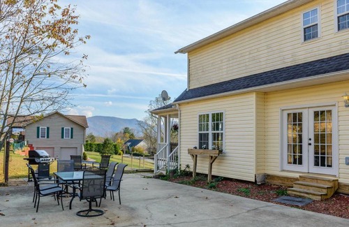 Asheville House | Experience Biltmore Basecamp with Mountain Views & 6 Bedrooms