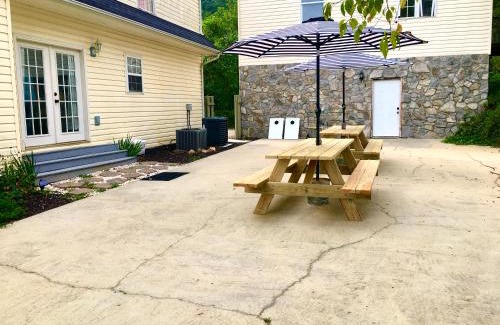 Asheville House | Experience Biltmore Basecamp with Mountain Views & 6 Bedrooms