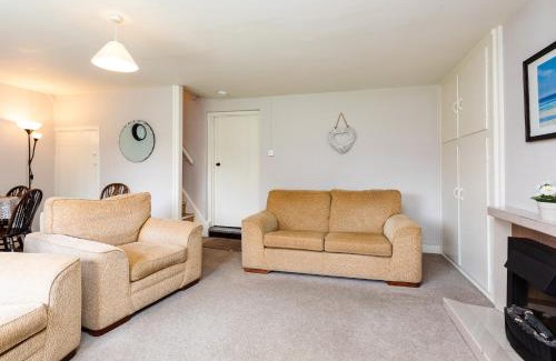 Lesbury House | Family-Friendly Bilton Farm Cottage No2 with Pet Amenities
