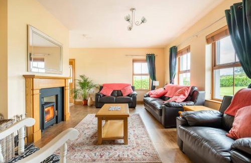 Castlederg House | Top-Rated Bin Mountain Self Catering: Pet-Friendly Retreat