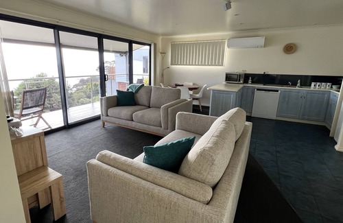 Binalong Bay House | Beautiful Binalong Bay Cottage with Ocean Views and Pool