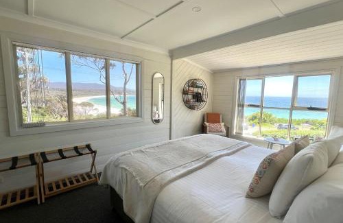 Binalong Bay House | Bay of Fires Beachfront Cottage with Ocean View & Dining