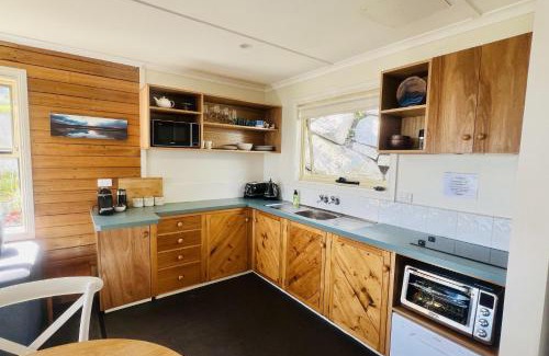 Binalong Bay House | Bay of Fires Beachfront Cottage with Ocean View & Dining