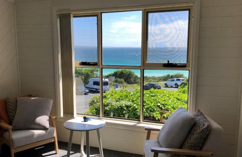 Binalong Bay House | Bay of Fires Beachfront Cottage with Ocean View & Dining