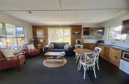 Binalong Bay House | Bay of Fires Beachfront Cottage with Ocean View & Dining
