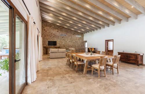 Caimari Villa | Binibona Gran: Family-Friendly Retreat with Pool & Hot Tub