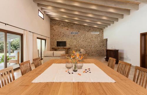 Caimari Villa | Binibona Gran: Family-Friendly Retreat with Pool & Hot Tub