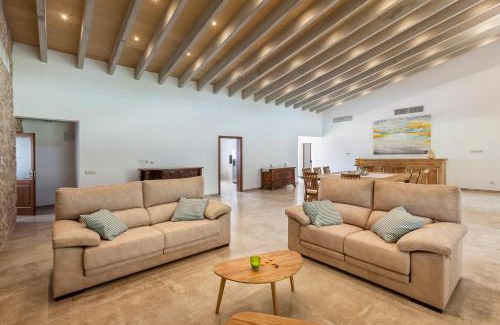 Caimari Villa | Binibona Gran: Family-Friendly Retreat with Pool & Hot Tub