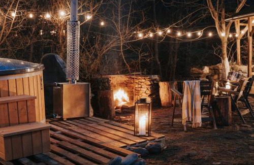 Recea Ski Chalet | Riverfront Retreat: Biniște Tiny House with Hot Tub