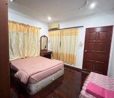 Bintulu House | Convenient Bintulu AirBnB Homestay for Family Getaways