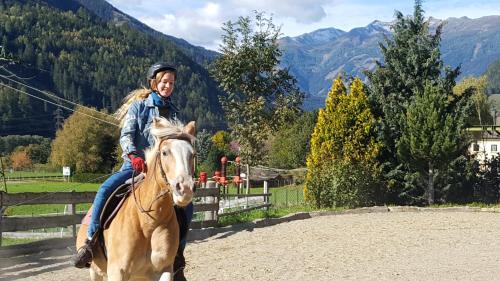 Obervellach House | Pet-Friendly Bio-Bauernhof Auernig with Hot Tub & Kitchen