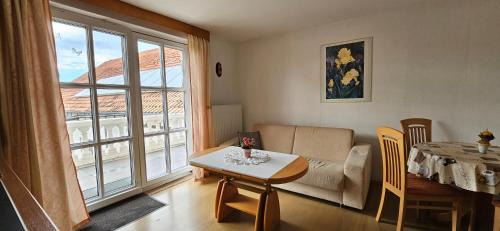Schleid Apartment | Cozy BIO-Bauernhof Rhön: Family-Friendly Retreat Awaits