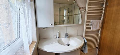 Schleid Apartment | Cozy BIO-Bauernhof Rhön: Family-Friendly Retreat Awaits