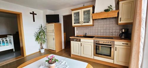 Schleid Apartment | Cozy BIO-Bauernhof Rhön: Family-Friendly Retreat Awaits