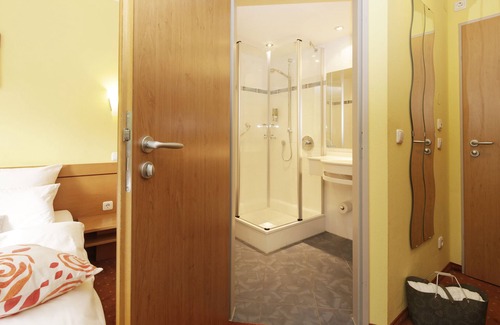 Lechhausen-Ost Hotel | Eco-Friendly Bio Hotel Bayerischer Wirt with Spa & Dining