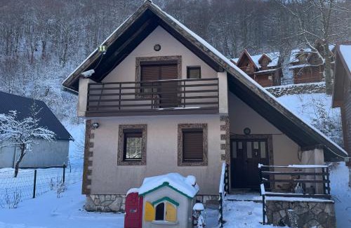 Kolasin Cabin | Top-Rated Biocinovici Vikendica: Family-Friendly Retreat