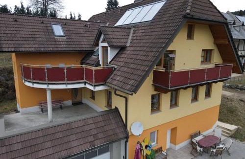 Sankt Jakob im Walde Apartment | Discover Biohof Kroisleitner: Pet-Friendly Retreat with Kitchen