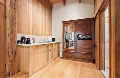 Olinda Apartment | Indulge in Birch Suite at Rocky Creek Art Garden
