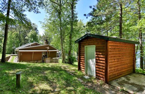 Hayward House | Pet-Friendly Birch Bark Lodge Condo for Family Getaways
