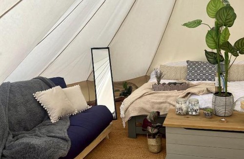 Cutnall Green House | Cozy Birch Bell Tent: Pet and Child Friendly Retreat
