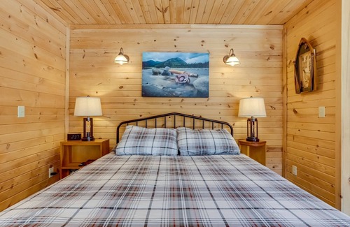 Lyons Cabin | Idyllic Birch Cabin: Scenic Mountain Views & River Plunge!