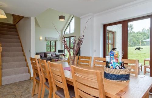 Aviemore House | Welcome to Birch Corner: Pet-Friendly Retreat with Hot Tub