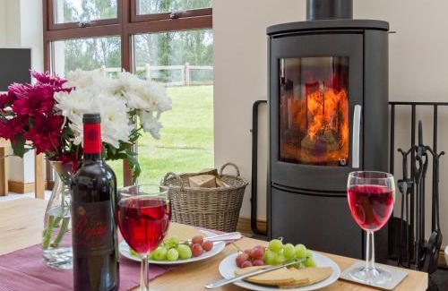 Aviemore House | Welcome to Birch Corner: Pet-Friendly Retreat with Hot Tub