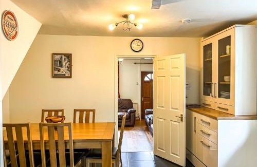 Hartington House | Birch Cottage - Family-Friendly Retreat with High Guest Ratings