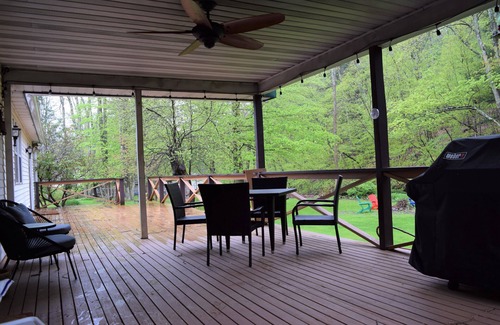 Pine Hill House | Guest Rated 10/10 Birch Creek Mountain House with Spa & Hot Tub