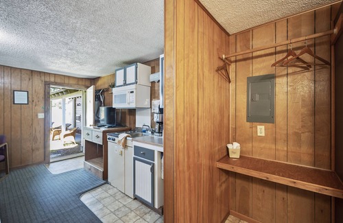 Cascade Hotel | Cozy Birch Glen Lodge: Family-Friendly with Breakfast Included