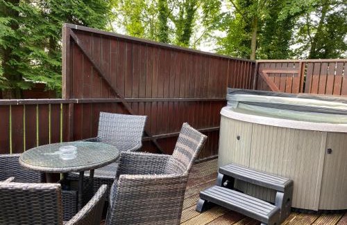 Newton Stewart Ski Chalet | Birch Lodge 17: Relaxing Retreat with Hot Tub & Pet Friendly