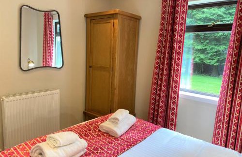 Newton Stewart Ski Chalet | Birch Lodge 17: Relaxing Retreat with Hot Tub & Pet Friendly
