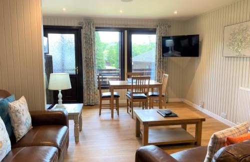 Newton Stewart Ski Chalet | Birch Lodge 17: Relaxing Retreat with Hot Tub & Pet Friendly