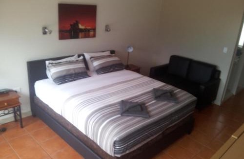 Bowen Hotel | Oceanfront Birch Motel Bowen with Pool & Family Amenities
