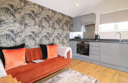 Swadlincote Cottage | Romantic Getaway at BIRCH: Cozy Cottage with Hot Tub