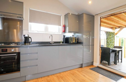 Swadlincote Cottage | Romantic Getaway at BIRCH: Cozy Cottage with Hot Tub