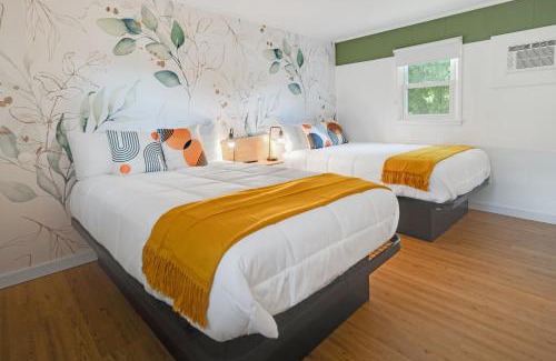 Saratoga Springs Hotel | Cozy Birches Motel: Pet-Friendly with Hot Tub Access