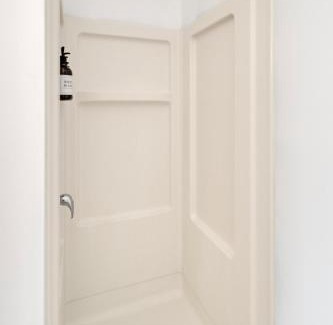 Saratoga Springs Hotel | Cozy Birches Motel: Pet-Friendly with Hot Tub Access