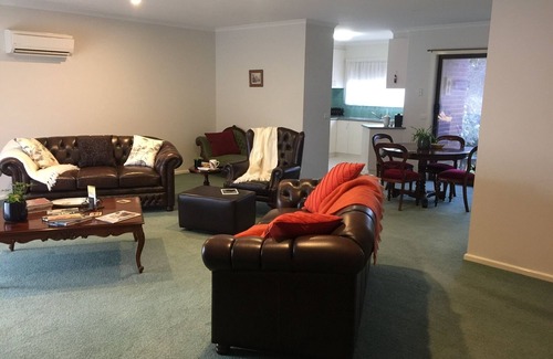 Maryborough Apartment | Discover Bird Abode: Top-Rated Stay in Central Maryborough