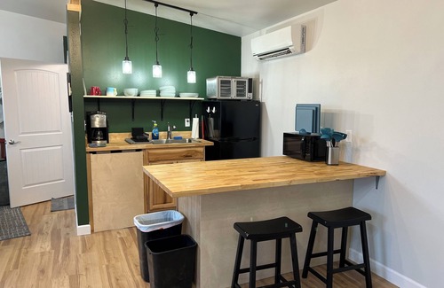 Nikolaevsk Cottage | Bird and Beach Guesthouse- beachfront studio cottage in Old Town Homer