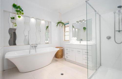 Indooroopilly House | Bird And Leaf Cottage