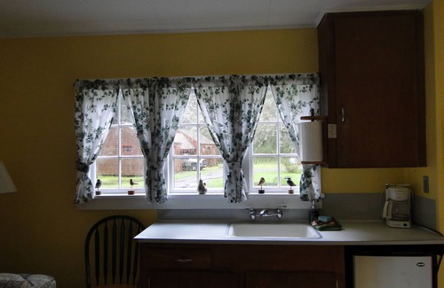 Ocean Park Cottage | Pet-Friendly Bird Cottage Studio with Ocean View and Breakfast