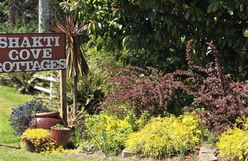 Ocean Park Cottage | Pet-Friendly Bird Cottage Studio with Ocean View and Breakfast