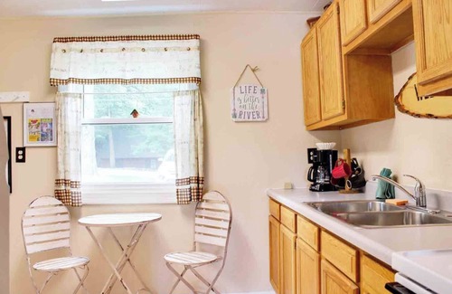 Lake Delton Cottage | Cozy Bird House on Wisconsin River: Pet-Friendly Retreat