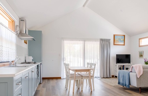 Adelaide House | Top-Rated Bird In Hand Cottage for Your Perfect Getaway