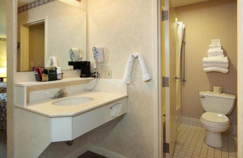 Bird In Hand Hotel | Family-Friendly Retreat at Bird-in-Hand Inn with Pool Access