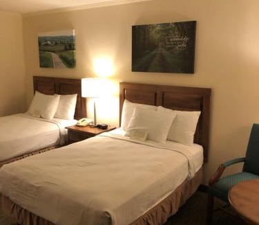 Bird In Hand Hotel | Family-Friendly Retreat at Bird-in-Hand Inn with Pool Access